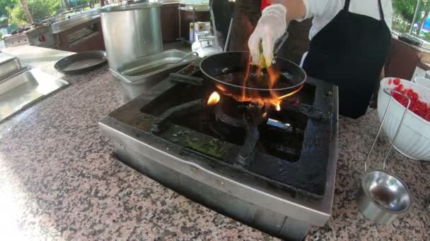Kucharz Przygotowuje Śniadanie Patelni Otwartym Ogniu Kobiecy Turecki Hotel Kucharz — Wideo stockowe