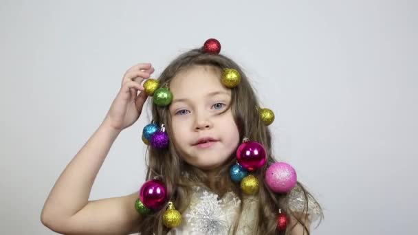 Ragazza Con Decorazioni Natalizie Testa Una Bambina Intrecciata Palle Natale — Video Stock