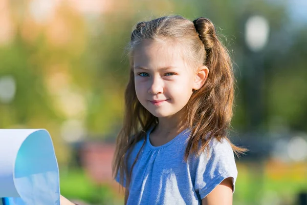 Baby Girl rysuje na papierze na ulicy. — Zdjęcie stockowe