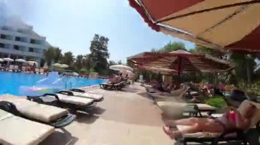 Manavgat, Türkiye, 14 Temmuz 2019: İnsanlar havuz başında güneşlenmek. Tatilciler arasında havuz da bir yürüyüş
