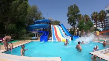 Manavgat, Türkiye, 14 Temmuz 2019: Türk otel su kaydırakları Küçük bir Türk oteli su parkının üç su kaydırağı.
