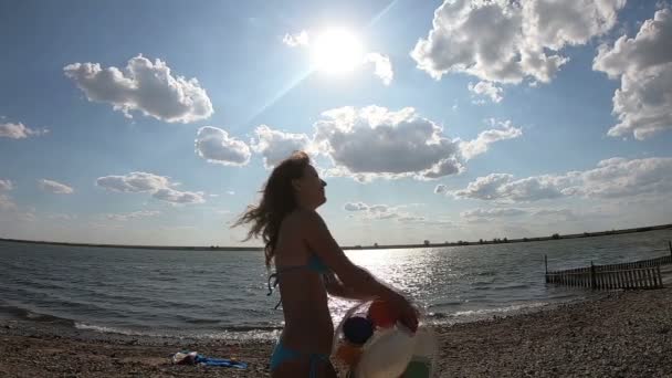 Kız Şapkasını Havaya Fırlatıyor Genç Bir Kadın Şapkasını Gökyüzüne Fırlatıyor — Stok video