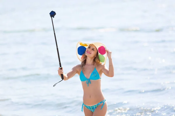 Chica video blogger en la playa . — Foto de Stock