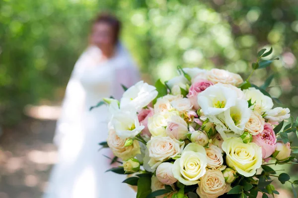 Bouquet della bella sposa in primo piano . — Foto Stock
