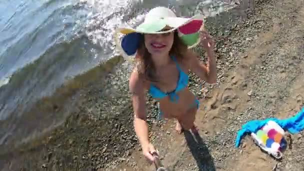 Meisje Videoblogger Het Strand Kaukasische Vrouw Bikini Zee Strand Schiet — Stockvideo