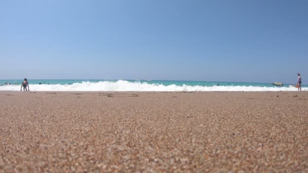マナヴガット トルコ 2019年7月14日 ビーチでリラックスする人々の加速ビデオ 熱帯の国でリラックスした海のビーチと観光客のビデオ — ストック動画