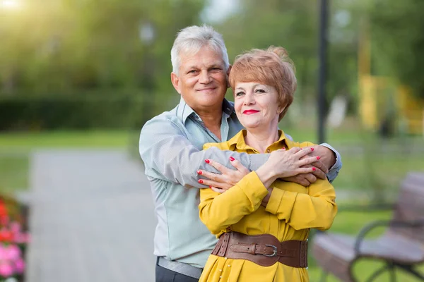 Parkta seven yaşlılar