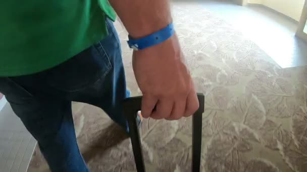 Vídeo Acelerado Uma Mão Masculina Puxa Uma Mala Pela Alça — Vídeo de Stock