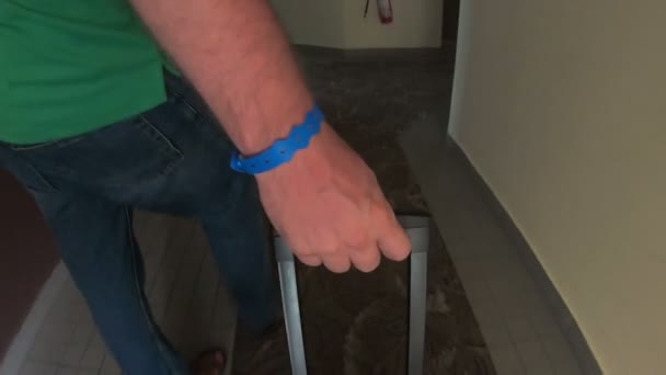 Une Main Masculine Tire Une Valise Par Poignée Long Des — Video
