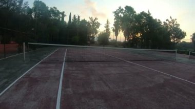 Spor sahası, otelde tenis kortu. Tenis kortuna uzanmış bir ağ, bir Türk otelinin spor sahası.