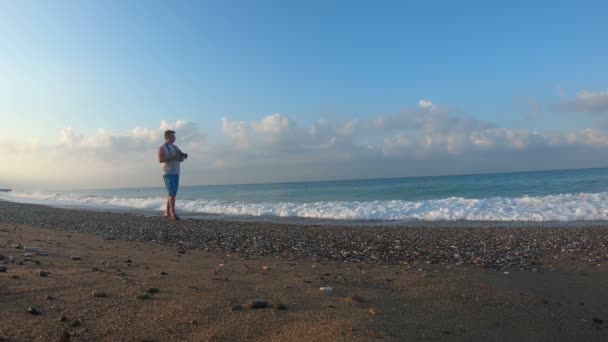 Чоловік Фотоапаратом Фотографа Відпустці Прогулянки Уздовж Морського Пляжу — стокове відео