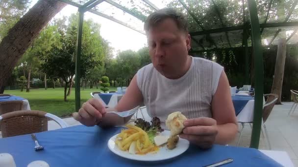 Ein Jahre Alter Mann Isst Einem Café Ein Ausgewachsener Erwachsener — Stockvideo