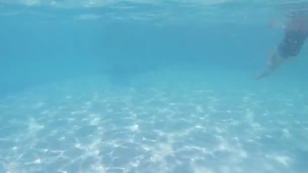 Vídeo Submarino Piscina Del Hotel Video Personas Nadando Agua Una — Vídeo de stock