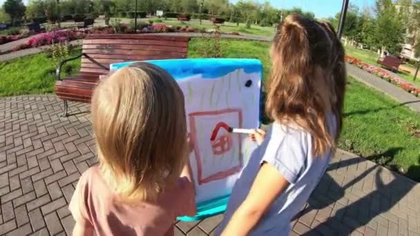 Jonge Vrienden Schilderen Een Plaatje Straat Kleuterschoolkinderen Tekenen Afbeelding Papier — Stockvideo