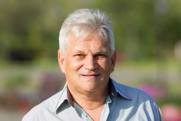 Beyaz saçlı yetişkin bir adam..