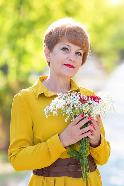 Retrato de una anciana con un ramo . —  Fotos de Stock