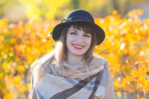 Portrait d'automne d'une belle fille dans un chapeau . — Photo