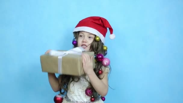 Niño Con Sombrero Navidad Con Regalo Las Manos — Vídeos de Stock