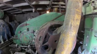 Kazıcının düğümleri, parçaları ve çalışma mekanizmaları. Kazı makinesinin mekanizması metal bir kabloyu saran bir vinç..