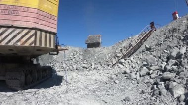 Çöp kamyonu madeni hendeğe boşaltıyor. Cesetten birkaç ton taş boşaltılıyor.