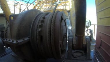 Kazıcının düğümleri, parçaları ve çalışma mekanizmaları. Bir kazıcı mekanizması ve metal bir kablo yarasının olduğu bir vinç.