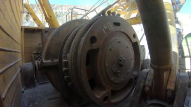 Kazıcının düğümleri, parçaları ve çalışma mekanizmaları bir kazıcı mekanizması ve metal bir kabloyu saran bir vinç