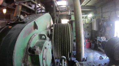 Kazıcının düğümleri, parçaları ve çalışma mekanizmaları. Bir kazıcı mekanizması ve metal bir kabloyu saran bir vinç..