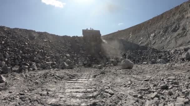Camião Descarrega Minério Ravina Corpo Lixeira Várias Toneladas Pedras São — Vídeo de Stock