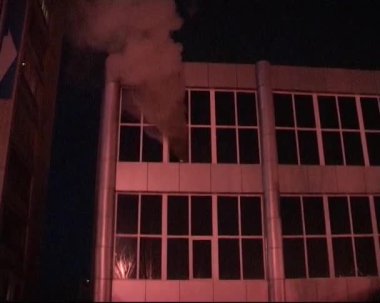 Şehir merkezindeki büyük bir markette gece yangını. Alışveriş merkezinde yangın.