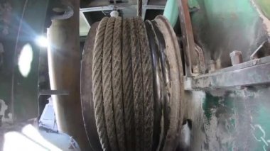 Kazıcının düğümleri, parçaları ve çalışma mekanizmaları. Mekanizma kazıcı ve metal kabloyu saran bir vinç.