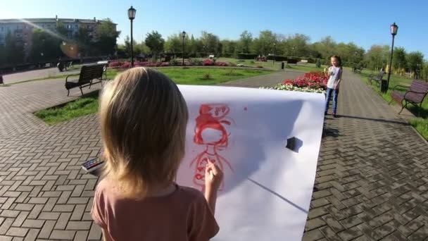 Petit Garçon Dessine Sœur Comme Mannequin Une Fille Pose Mannequin — Video