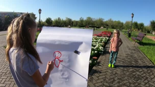 Garçon Pose Comme Modèle Pour Petite Amie Elle Peint Son — Video