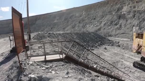 Excavadora Fondo Una Carrera Verano Una Gran Excavadora Una Empresa — Vídeo de stock