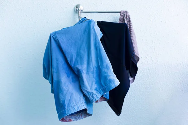Våta kläder hänger på torktumlaren. — Stockfoto