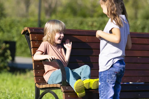 Dzieci śmieją się na zewnątrz w parku. — Zdjęcie stockowe