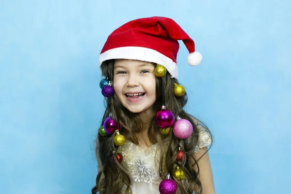 Dívka zažívá štěstí nadcházející Vánoce. — Stock fotografie