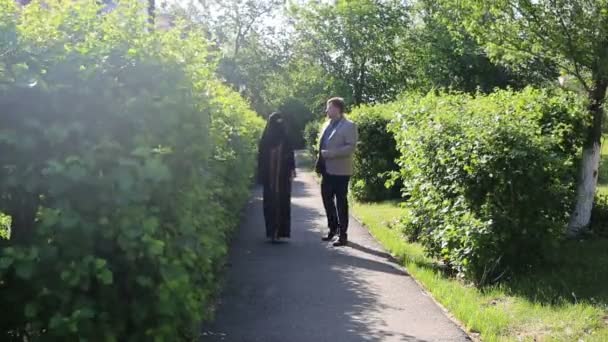 Przyjaźń Europejczyka Muzułmanki Randka Dorosłego Białego Mężczyzny Młodej Islamskiej Kobiety — Wideo stockowe