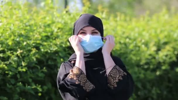 Muzułmanka Uśmiechem Zdejmuje Ochronną Maskę Medyczną Koniec Kwarantanny Tryb Samoizolacji — Wideo stockowe