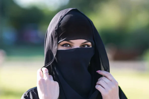 Portret Van Een Moslimvrouw Zwarte Kleren Islamitische Vrouw Nationale Kleding — Stockfoto