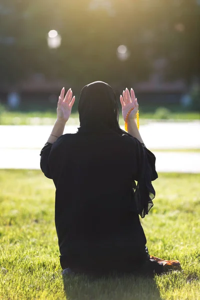 Исламская Женская Молитва Городском Парке Исламская Женщина Совершает Утреннюю Молитву — стоковое фото