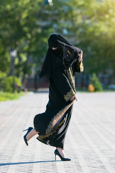 Mulher Oriental Sapatos Salto Alto Uma Mulher Islâmica Vestido Nacional — Fotografia de Stock