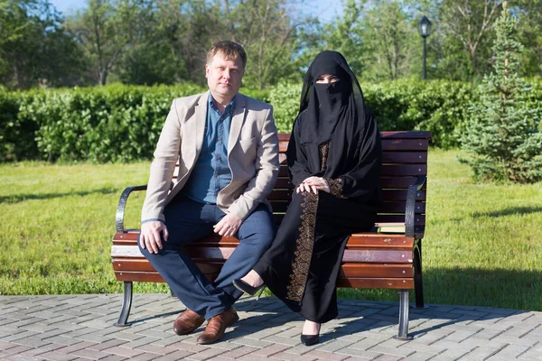 Přátelství Evropana Muslimky Rande Dospělého Bělocha Muže Mladé Islámské Ženy — Stock fotografie