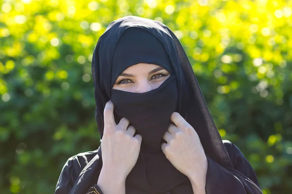 Mooie Moslim Vrouw Een Achtergrond Van Groene Bladeren Islamitische Vrouw — Stockfoto