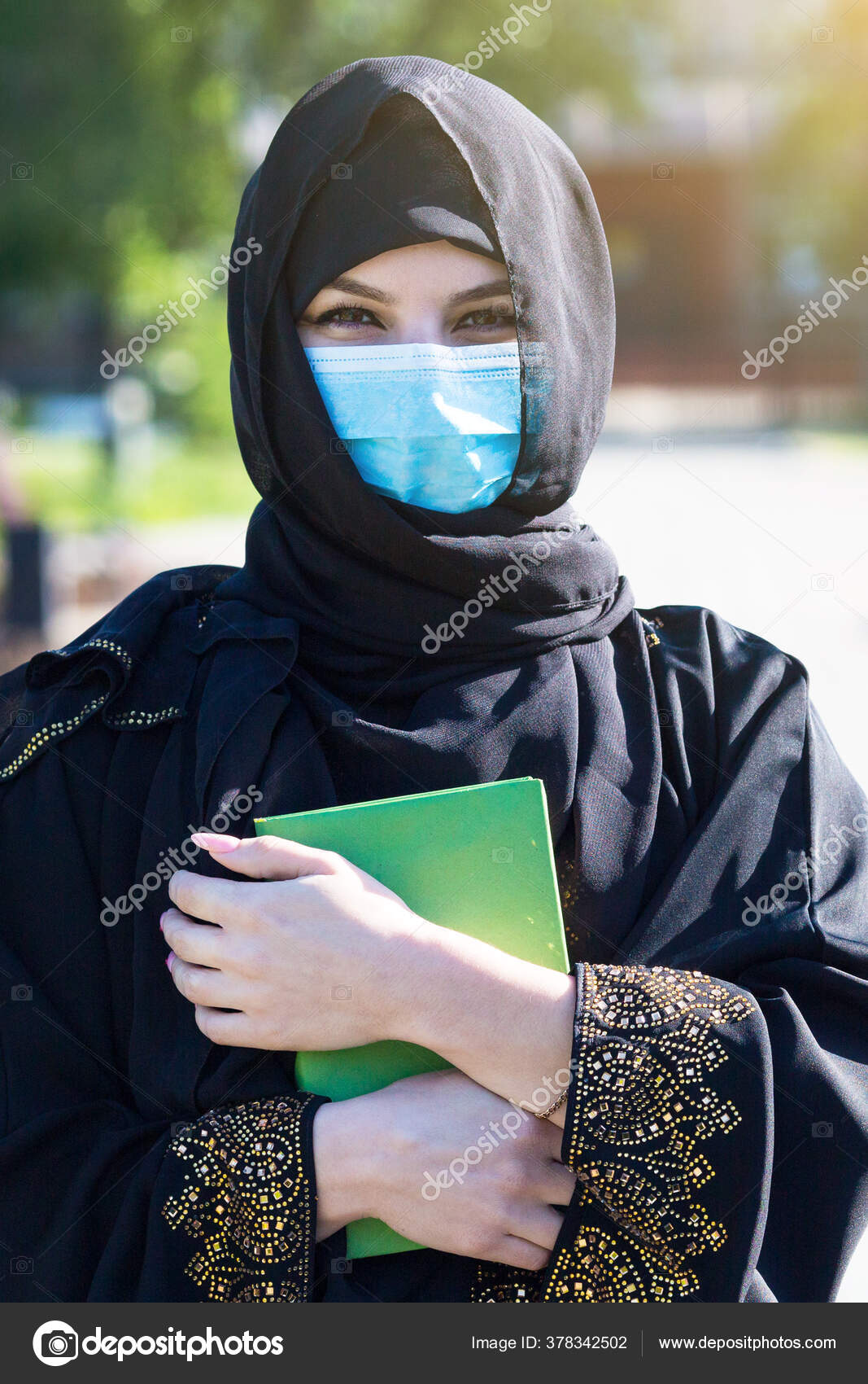 Mujer Musulmana Con Estilo Con Ropa Islámica Tradicional Retrato De Una  Hermosa Chica Del Medio Oriente En Hijab Foto De Stock De Ropa Islámica  Moda Foto de stock y más banco de