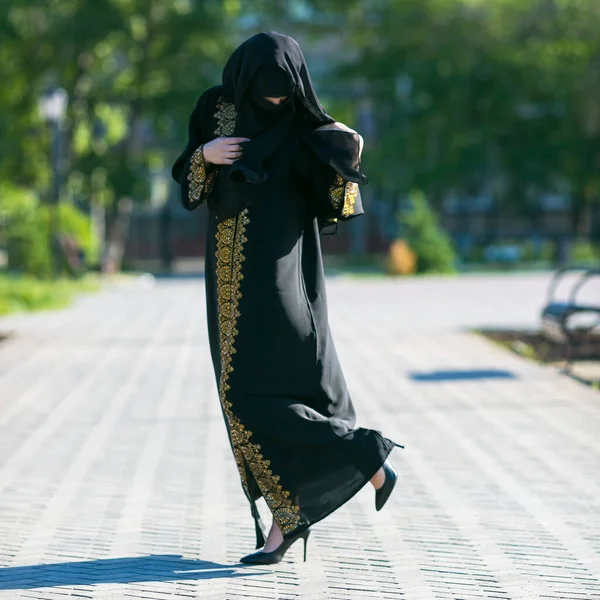 穿着高跟鞋的东方女人一名身穿民族服装的伊斯兰妇女穿着高跟鞋 — 图库照片