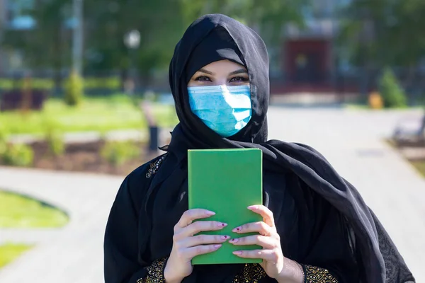 Een Islamitische Vrouw Nationale Vrouwenkleding Houdt Een Heilig Boek Met — Stockfoto