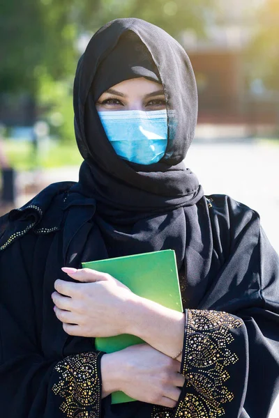 Muzułmanka Stoi Koranem Rękach Islamska Kobieta Narodowym Ubraniu Trzyma Świętą — Zdjęcie stockowe