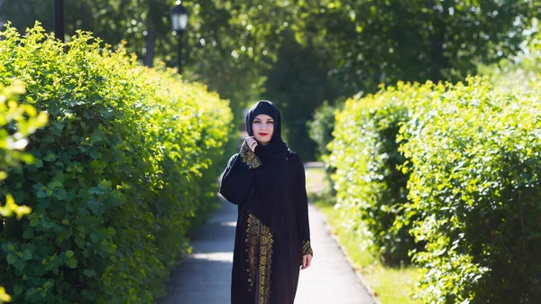 Belle Femme Musulmane Confiante Une Fille Vêtements Orientaux Islamiques Promène — Photo