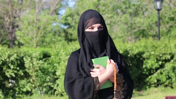 Uma Mulher Islâmica Vestida Mulher Nacional Tem Livro Sagrado Com — Vídeo de Stock