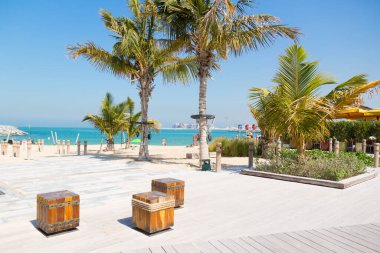 Dubai, Birleşik Arap Emirlikleri 03 06 2020: Meraas Sahili 'nden La Mer. La Mer, Dubai 'nin yeni sahil bölgesi. Modern konforun eşsiz atmosferine sahip bir şehir plajı. Geniş bulvarlar, palmiye ağaçları, duvar yazıları ve restoranlar. Beyaz kum seti.